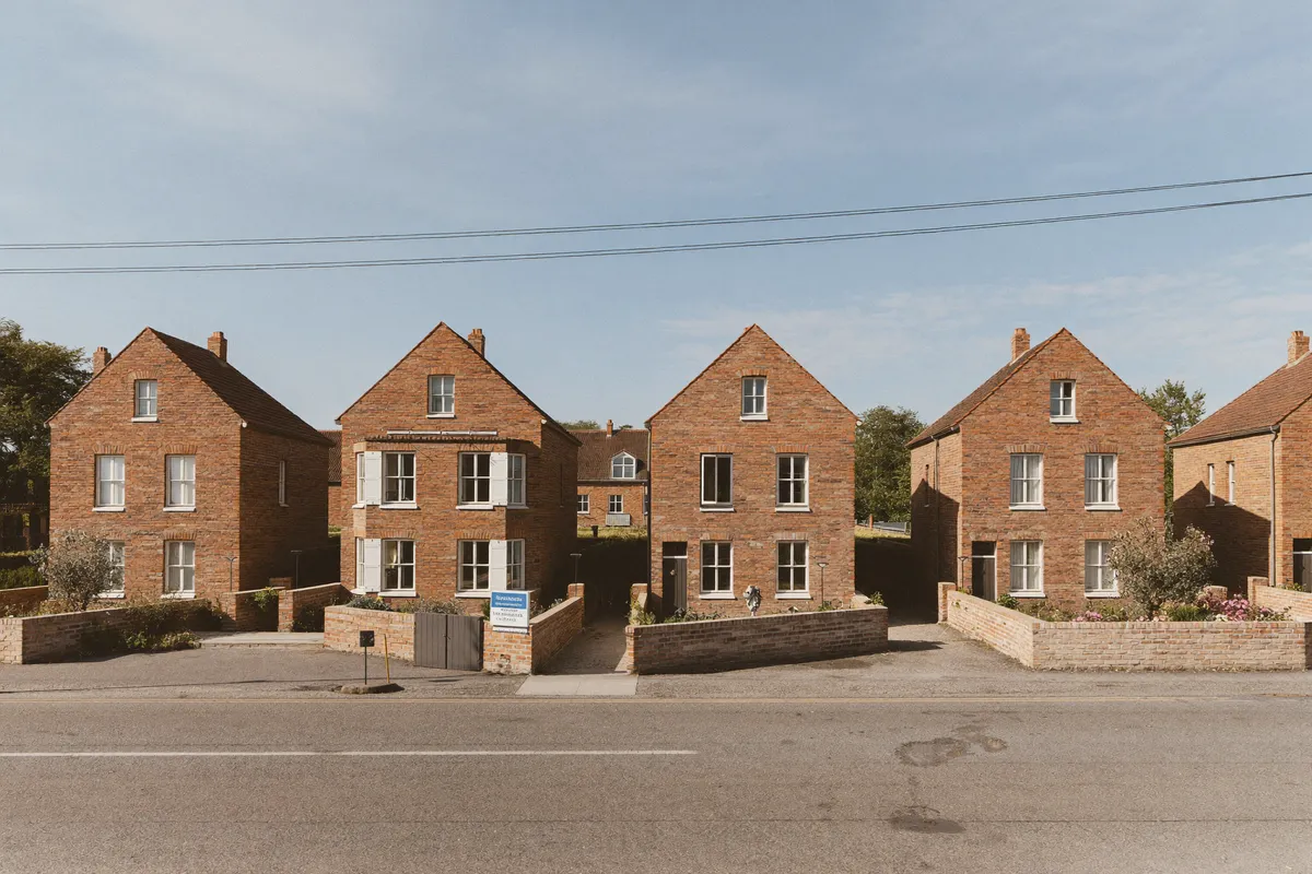 Rangée de maisons ouvrières en brique de la cité de Mulhouse